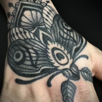 Neotraditional Tattoo, Moth Tattoo, Hand Tattoo, Blackwork Tattoo, Nouveau Tattoo, Tattoo Artist Berlin, Tätowierer Berlin